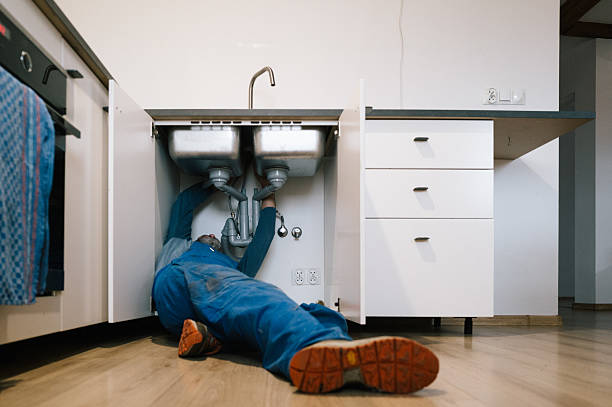 Professional Emergency Plumber technician working in New Hyde Park, NY
